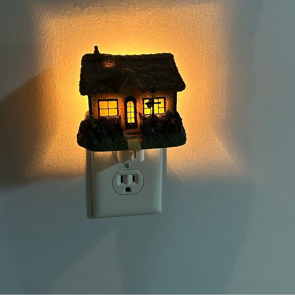 NIB -Thomas Kinkade 'Painter Of Light Candlelight Cottage' Sculpted Night Light